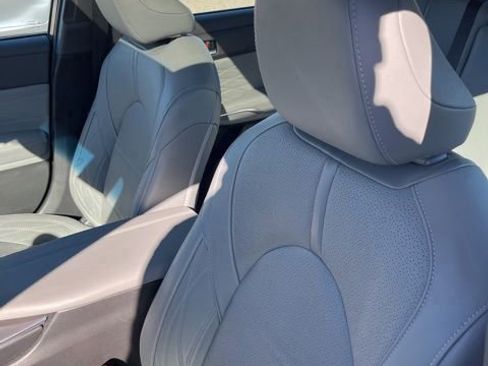 Used 2021 Toyota Avalon Limited image 11