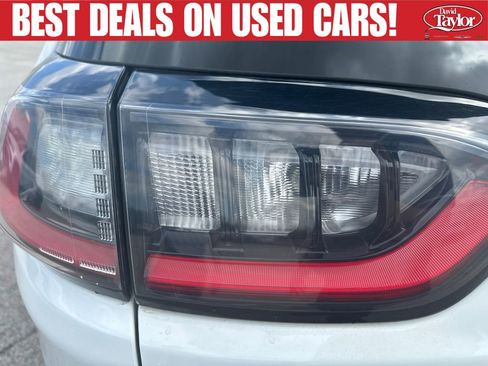 Used 2019 Jeep Cherokee Latitude Plus w/ Cold Weather Group AWD/4WD image 39