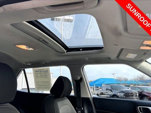 Used 2025 Hyundai Venue SEL FWD image 19