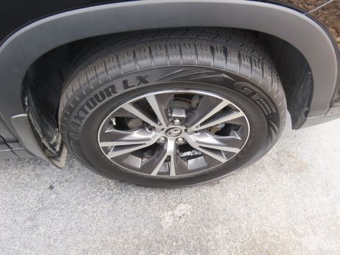 Used 2019 Toyota Highlander LE FWD image 9