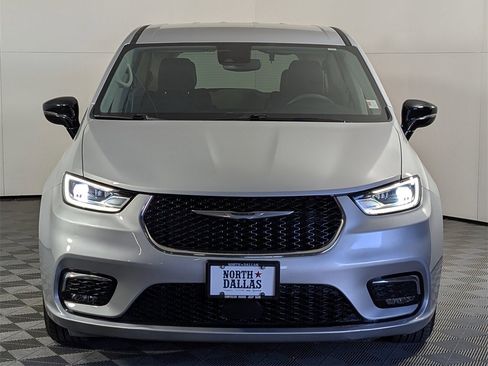 Used 2024 Chrysler Pacifica Touring-L image 2