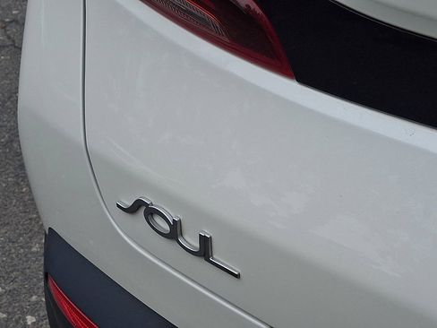 Used 2022 Kia Soul LX FWD image 19