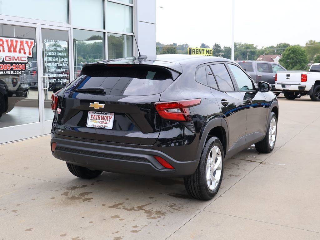 New 2026 Chevrolet Trax LS w/ LS Convenience Package FWD image 3