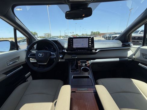 Used 2021 Toyota Sienna XLE FWD image 27