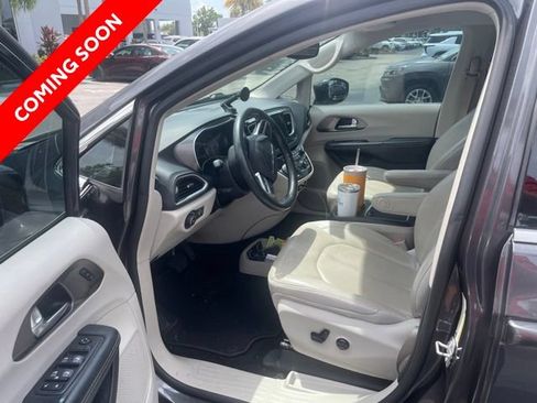 Certified 2020 Chrysler Pacifica Touring-L Plus w/ Tire & Wheel Group FWD image 4