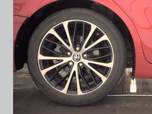 Used 2020 Toyota Camry SE image 11