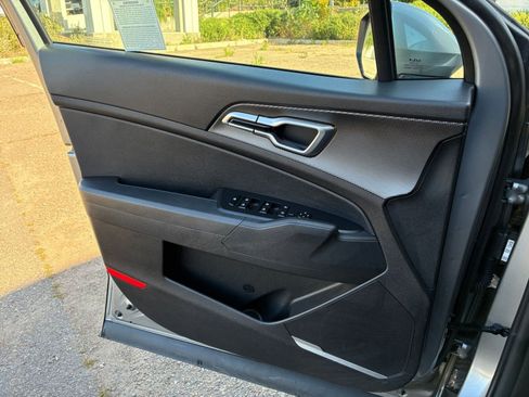 Used 2025 Kia Sportage LX image 18