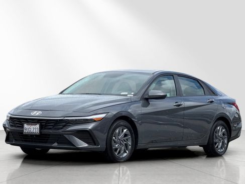 Used 2025 Hyundai Elantra Hybrid FWD image 8
