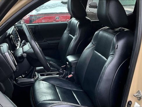 Used 2020 Toyota Tacoma TRD Off-Road image 8