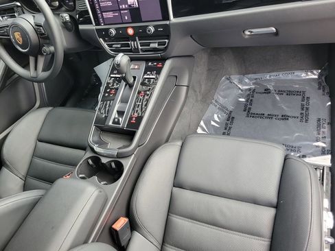 Certified 2025 Porsche Macan AWD/4WD image 19