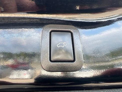 Used 2019 Toyota Highlander XLE AWD/4WD image 14