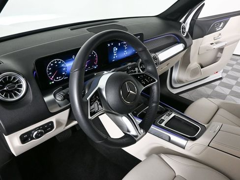 Certified 2025 Mercedes-Benz GLB 250 image 6