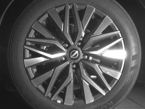 Used 2025 Nissan Altima 2.5 SV FWD image 12