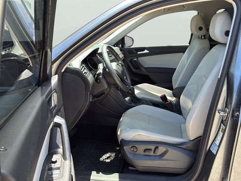 Used 2021 Volkswagen Tiguan SE w/ Panoramic Sunroof Package FWD image 13