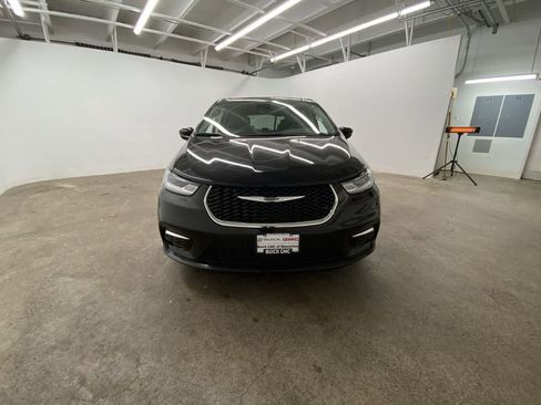 Used 2024 Chrysler Pacifica Touring-L image 9
