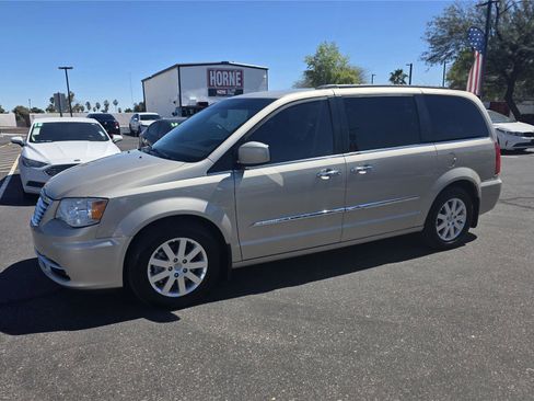 Used 2016 Chrysler Town & Country Touring w/ Driver Convenience Group FWD image 2