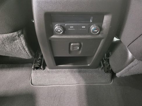 Used 2023 Chevrolet Traverse LT image 22