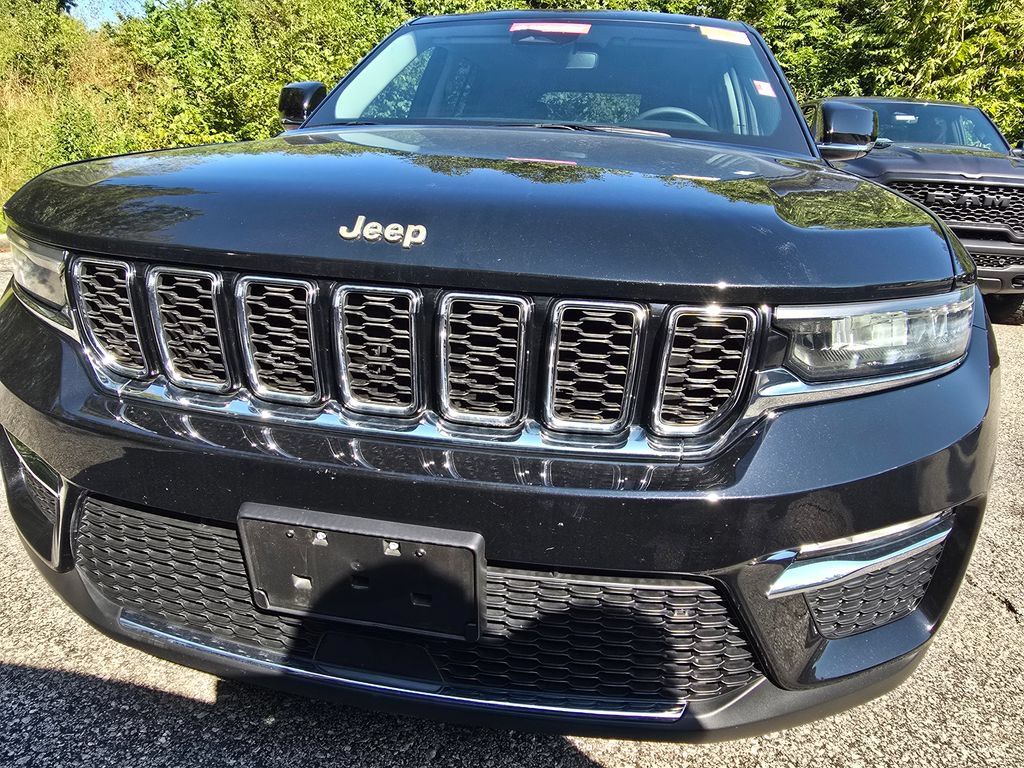 Used 2023 Jeep Grand Cherokee Limited w/ Trailer Tow Prep Group (B) AWD/4WD image 13