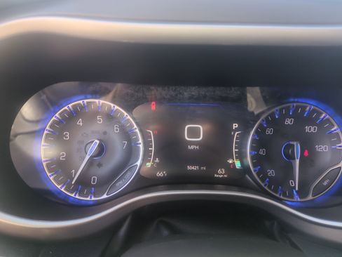 Used 2024 Chrysler Pacifica Touring-L FWD image 12