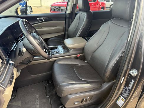 Used 2025 Kia Carnival FWD image 7