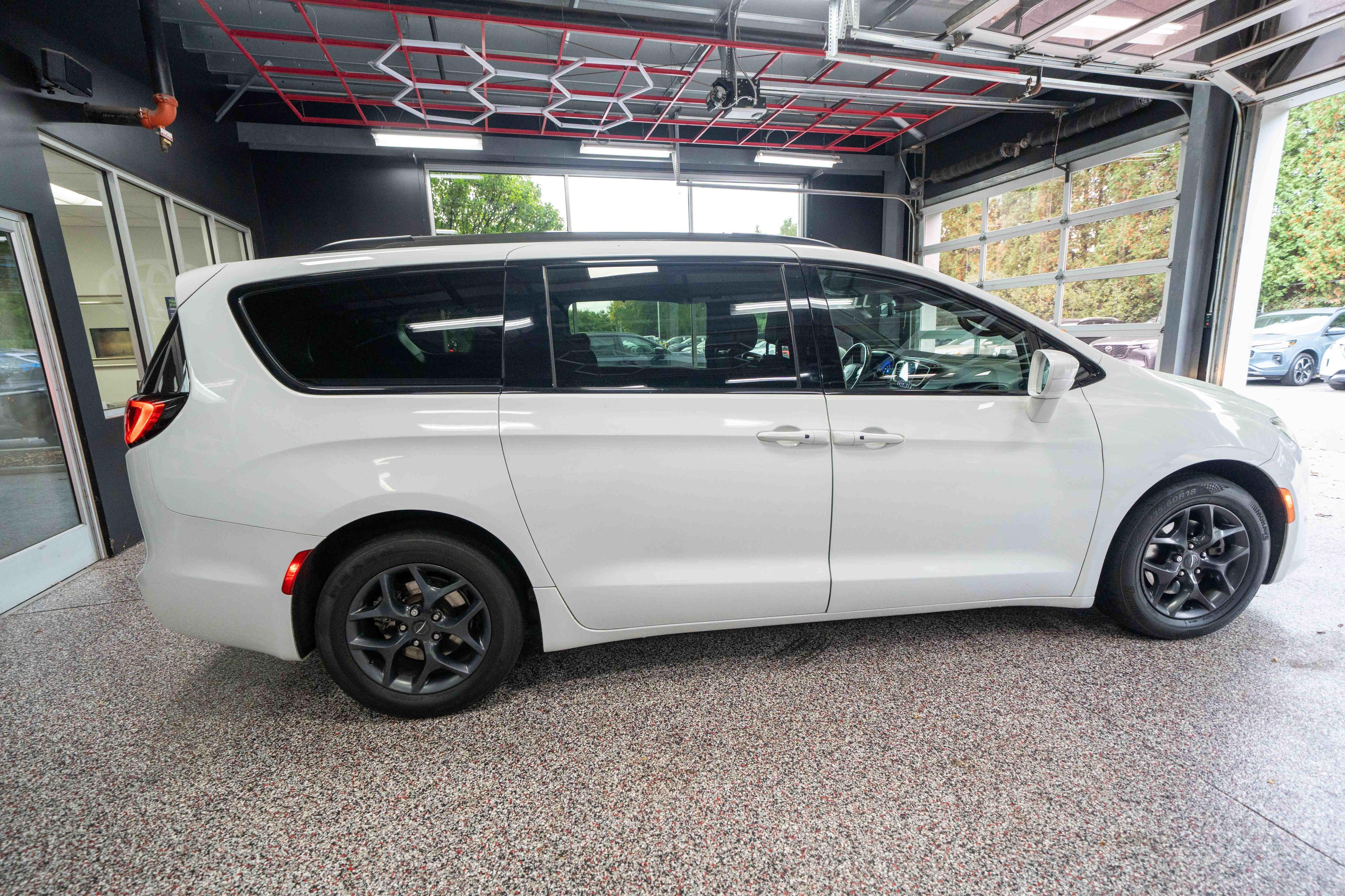 Used 2020 Chrysler Pacifica Touring-L FWD image 4