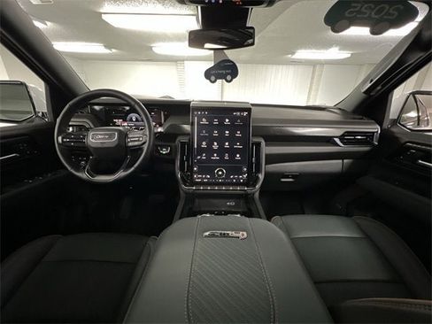Used 2025 GMC Yukon AT4 image 20