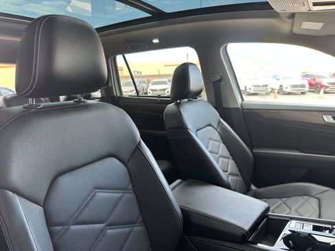 Used 2024 Volkswagen Atlas SE w/ Panoramic Sunroof Package FWD image 34