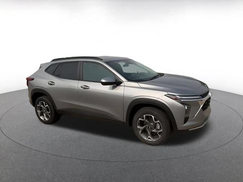 Used 2025 Chevrolet Trax LT FWD image 2