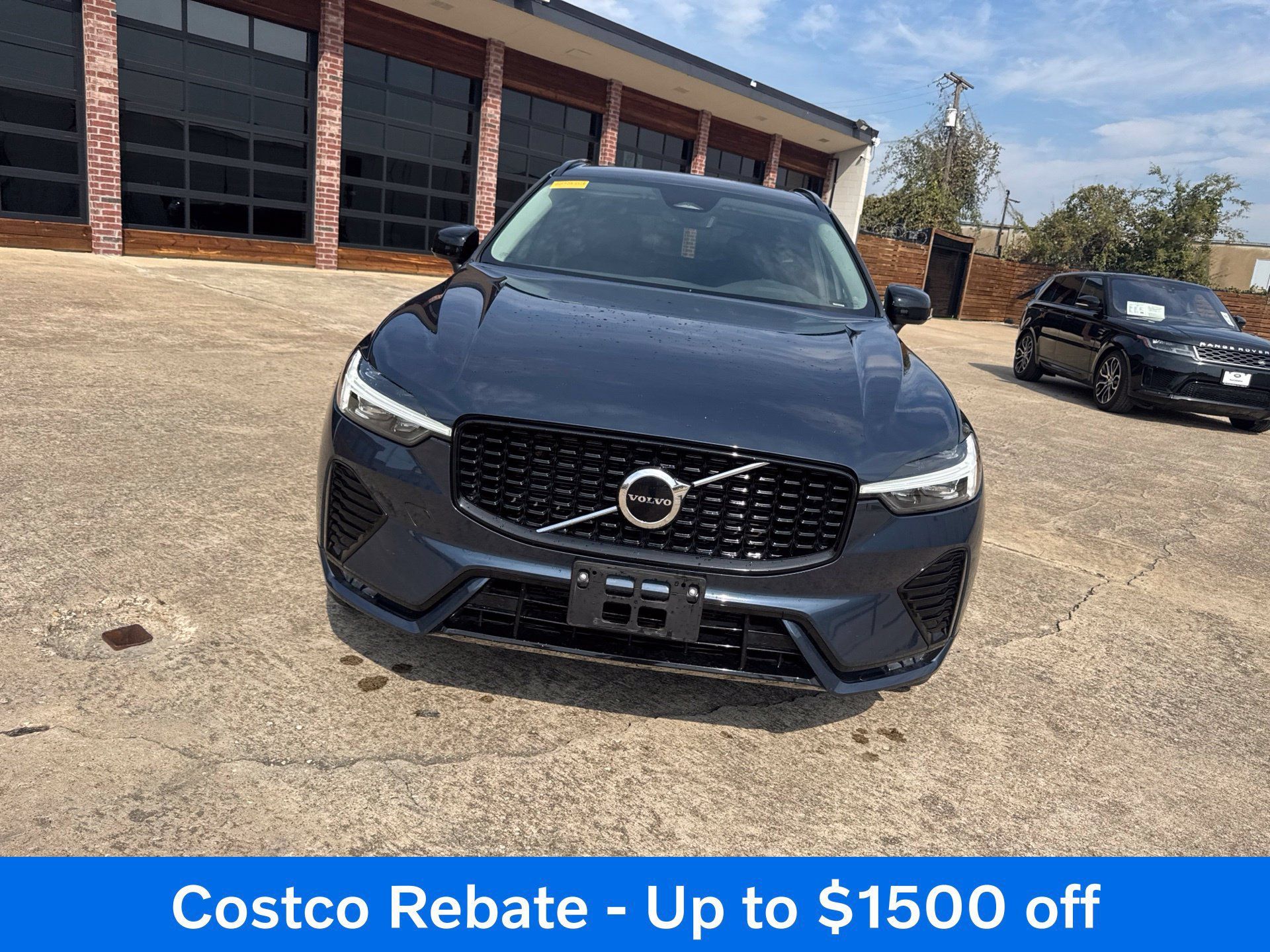 Used 2024 Volvo XC60 B5 Core AWD/4WD image 2