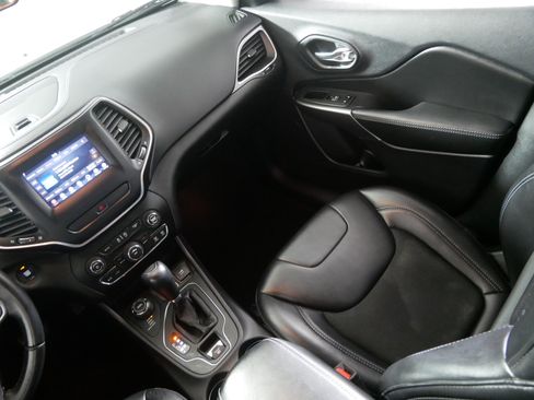 Used 2019 Jeep Cherokee Latitude Plus image 11