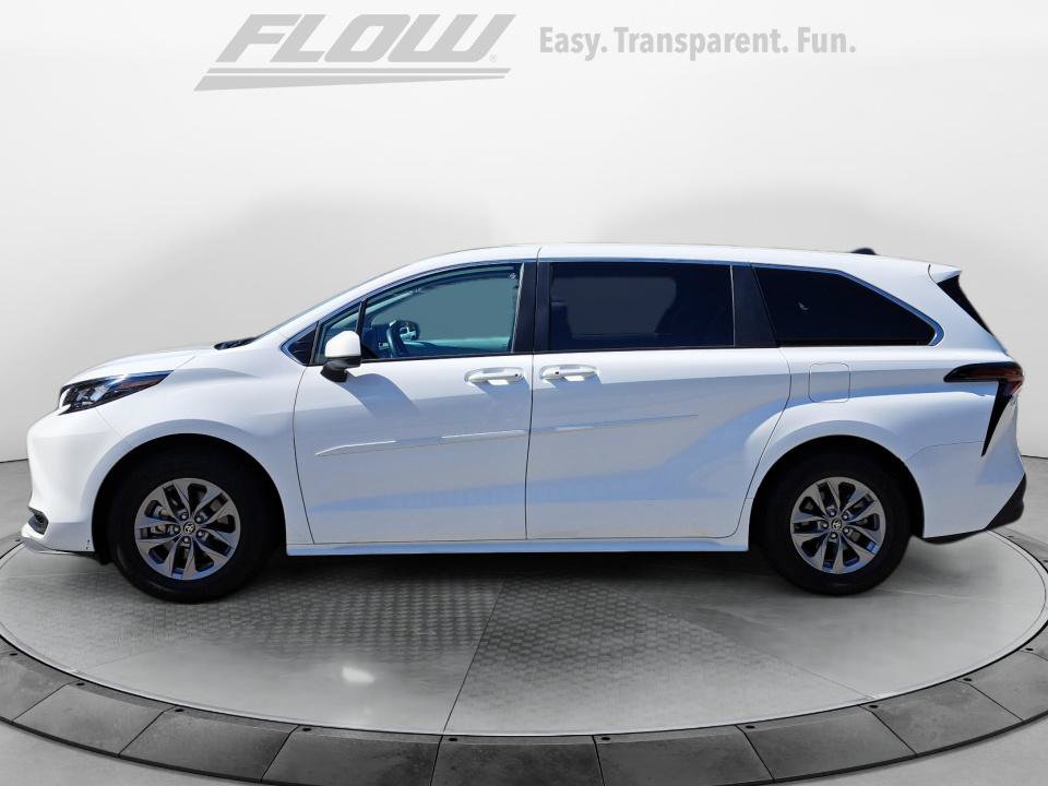 Used 2025 Toyota Sienna LE AWD/4WD image 5