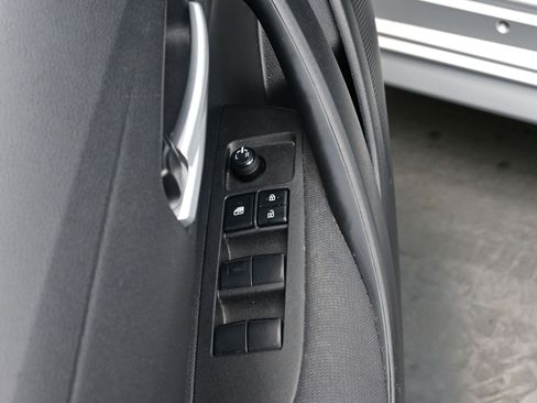 Used 2021 Toyota Corolla LE image 10