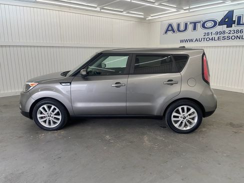 Used 2017 Kia Soul + image 8