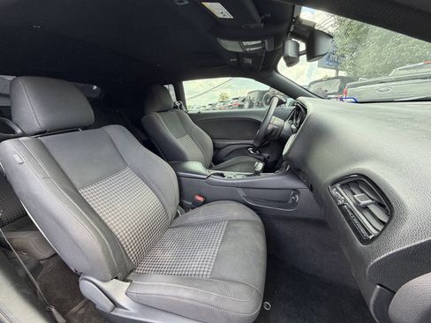 Used 2019 Dodge Challenger SXT RWD image 9