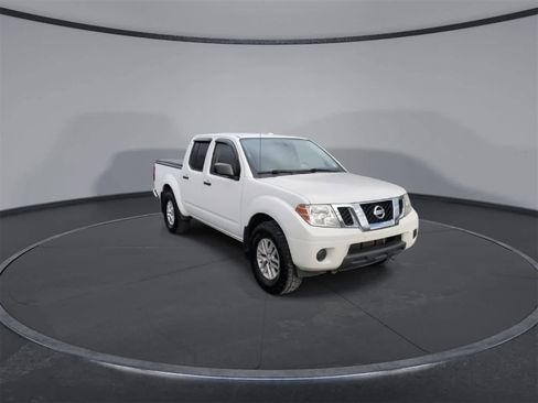 Used 2018 Nissan Frontier SV image 2