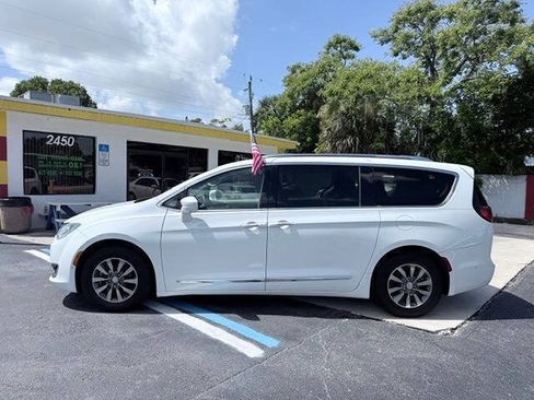 Used 2019 Chrysler Pacifica Touring-L Plus w/ Advanced Safetytec Group FWD image 7