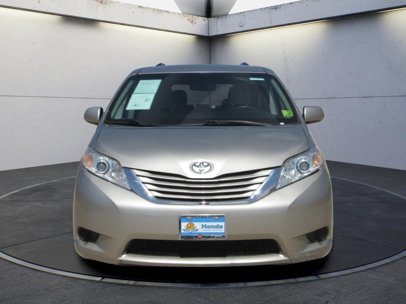 Used 2016 Toyota Sienna LE FWD image 3