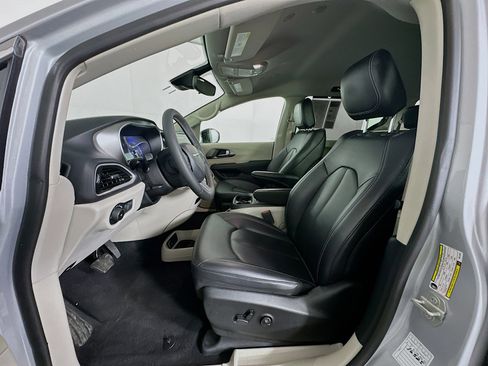 Used 2024 Chrysler Pacifica Touring-L image 13