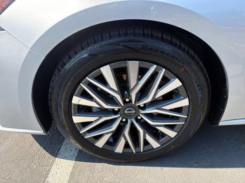 Used 2024 Nissan Altima 2.5 SV FWD image 30