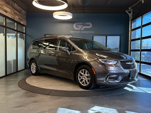 Used 2022 Chrysler Pacifica Touring-L FWD image 1
