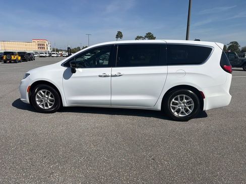 Used 2025 Chrysler Pacifica Select image 9