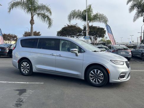 Used 2022 Chrysler Pacifica Limited w/ Uconnect Theater Family Group image 30