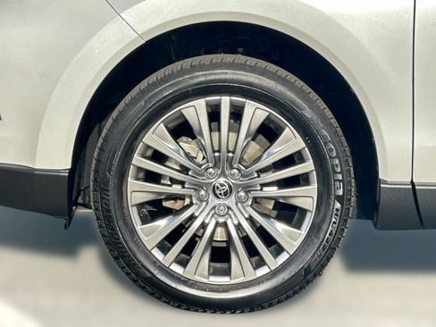 Used 2023 Toyota Venza Limited image 11