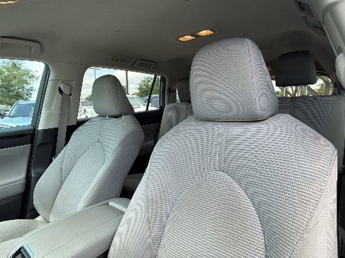 Used 2022 Toyota Highlander LE FWD image 21