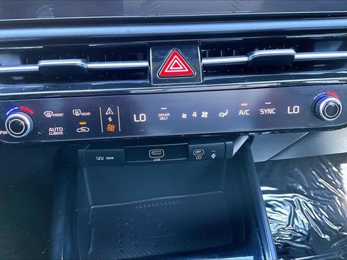 Used 2024 Kia Niro EX image 32