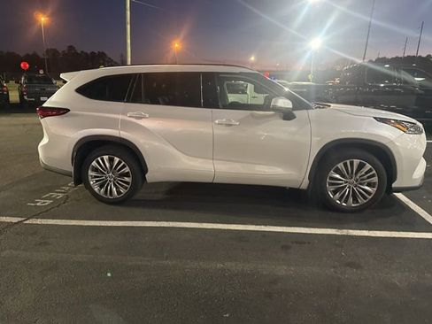 Used 2022 Toyota Highlander Platinum image 7