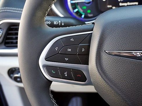 New 2023 Chrysler Pacifica Limited image 44