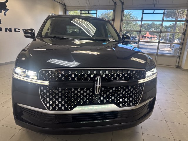 Used 2025 Lincoln Navigator Reserve AWD/4WD image 2