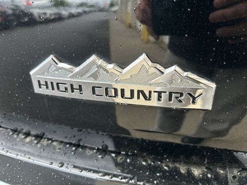 Used 2019 Chevrolet Traverse High Country w/ LPO, 'HIT The Road' Package AWD/4WD image 9