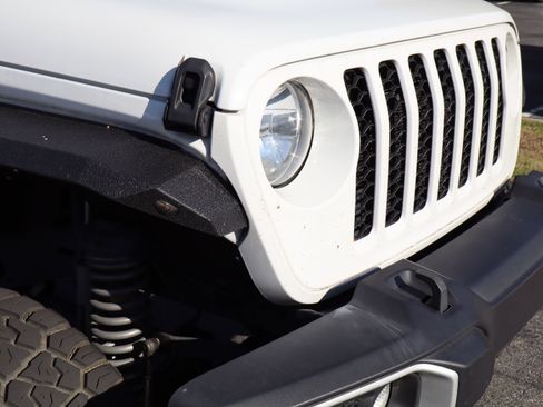 Used 2023 Jeep Gladiator Sport image 10